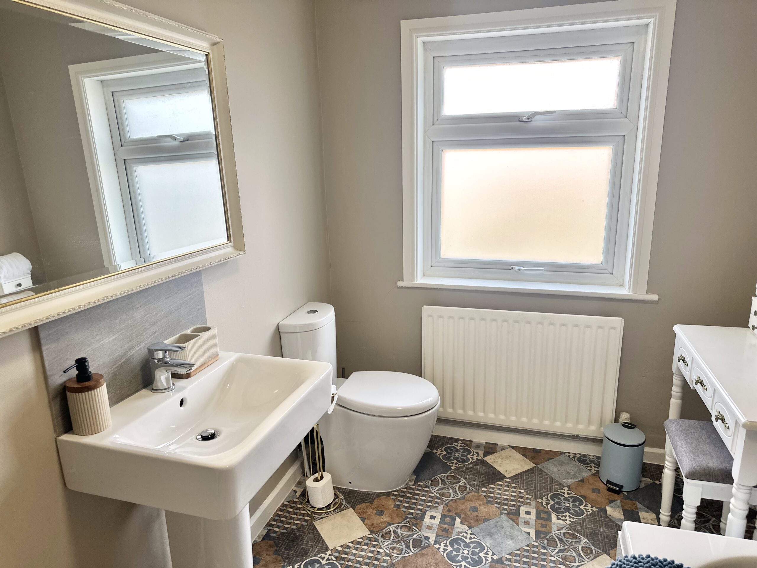 Moon House Crewe en-suite Bathroom sleeps 3 short stay accommodation