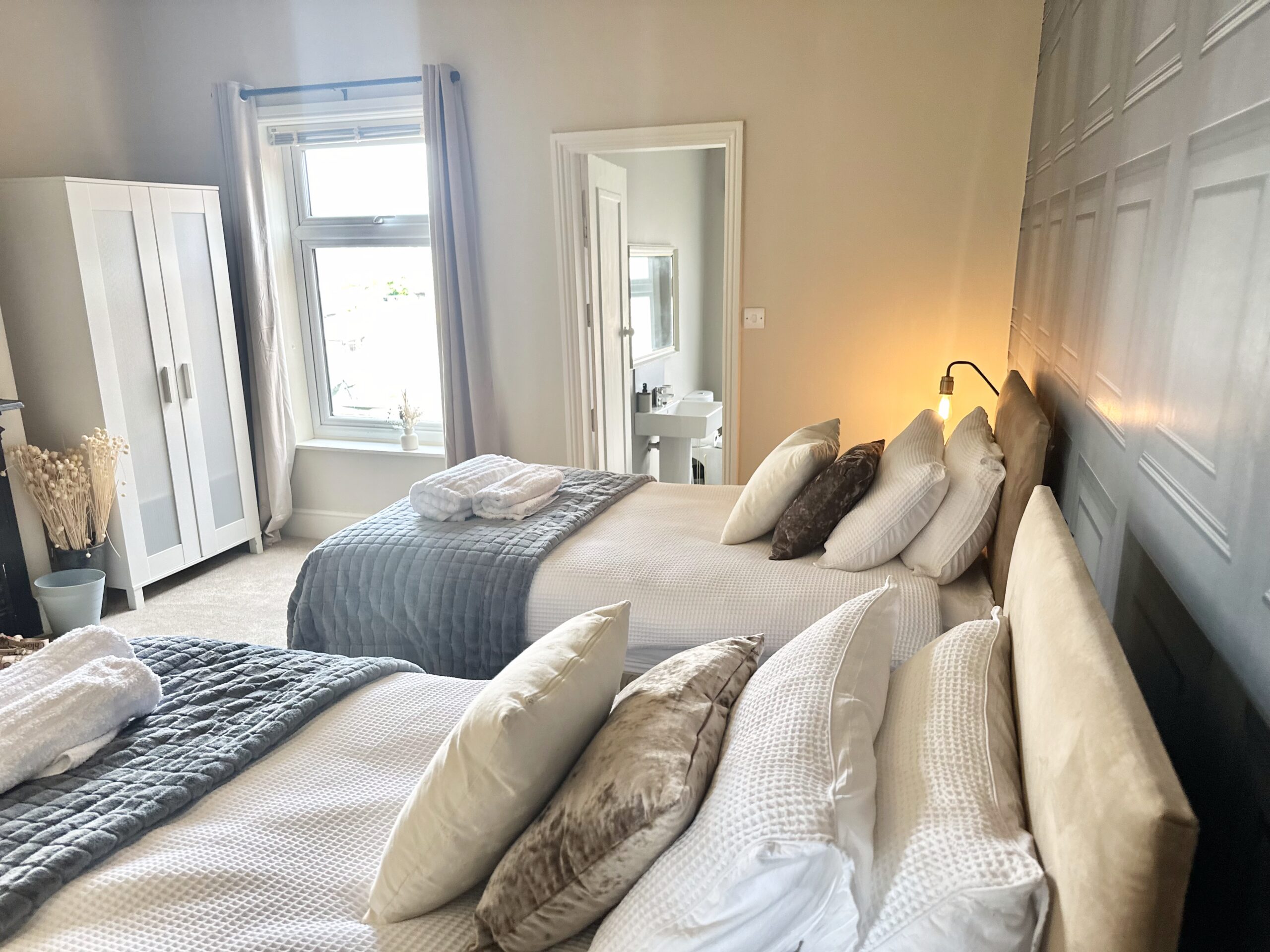Moon House Crewe twin room with Smart TV