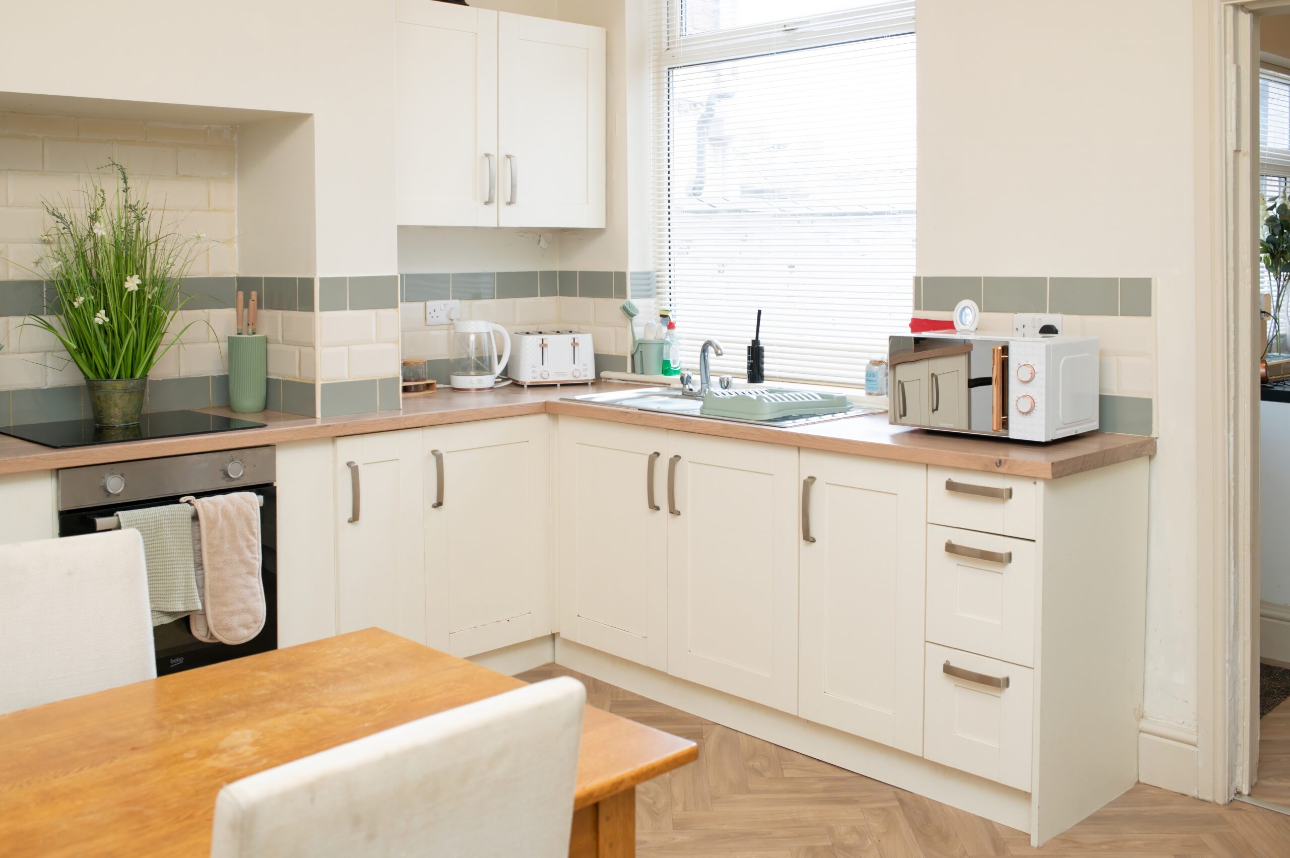 Moon house Crewe Sleeps 4 fully equipped kitchen