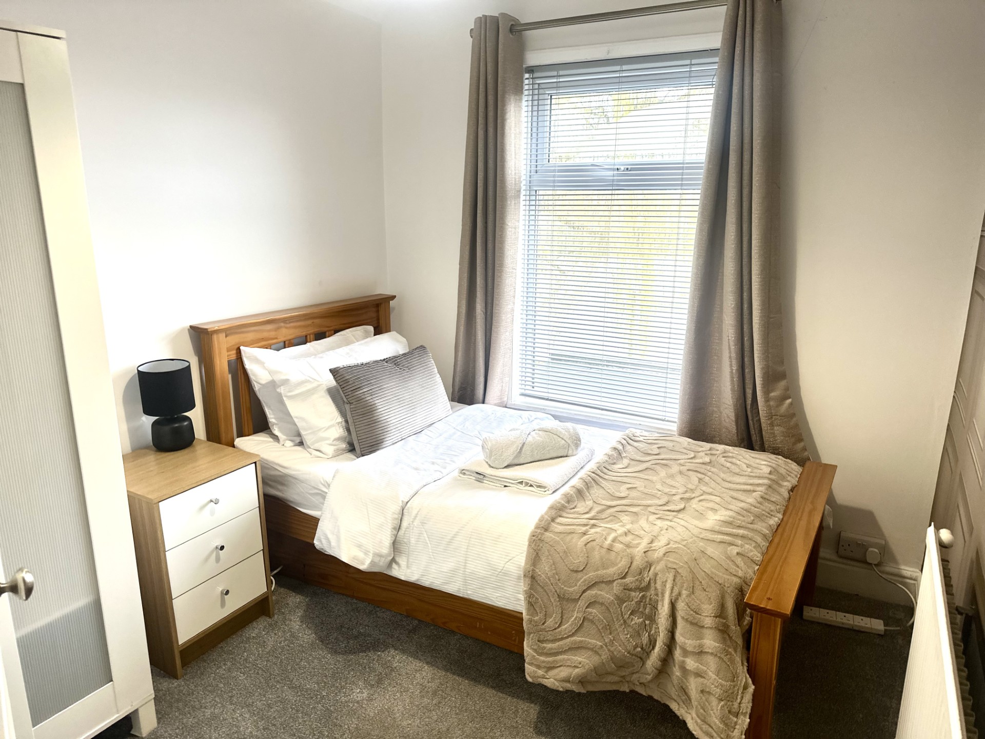 Nest House Crewe single bedroom sleeps up to 7 entire house short stay accommodation Crewe