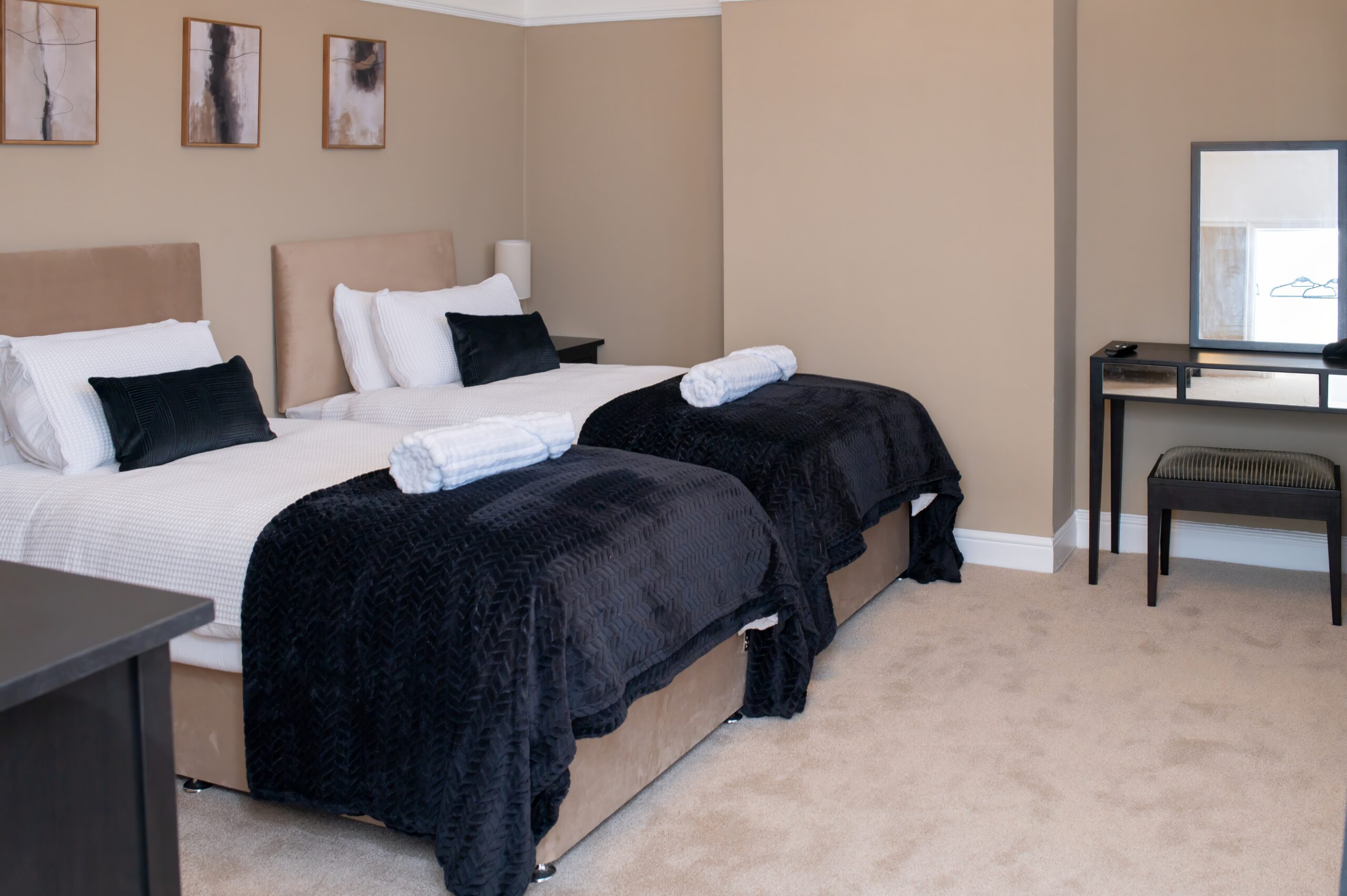 Biddulph house twin room serviced accommodation for contractors large twin room The Rose Property group